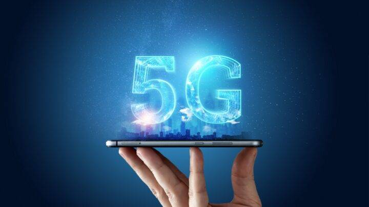 Handy mit einem 5G Hologramm