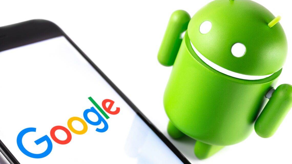 Google Android Figur und ein Smartphone