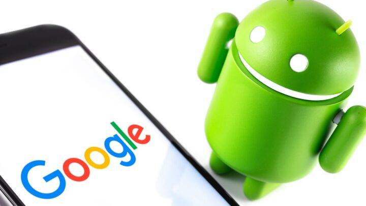 Google Android Figur und ein Smartphone