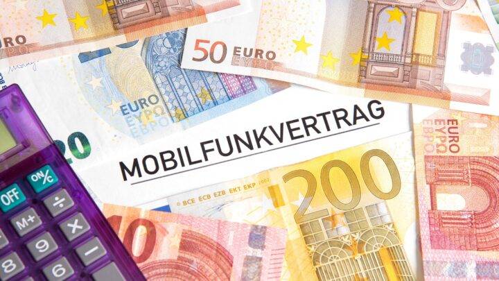 n Mobilfunkvertrag und Geld auf dem Tisch